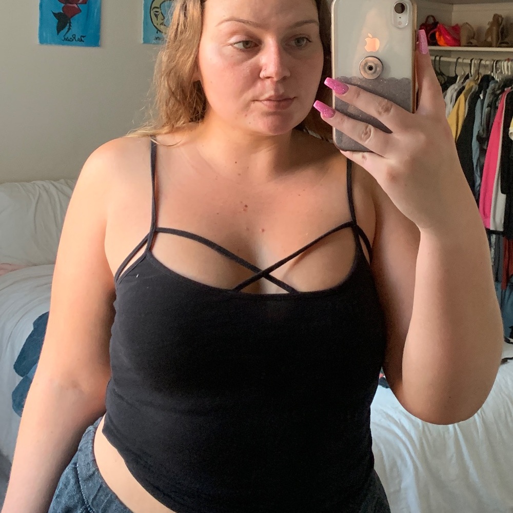 Black crop top strappy